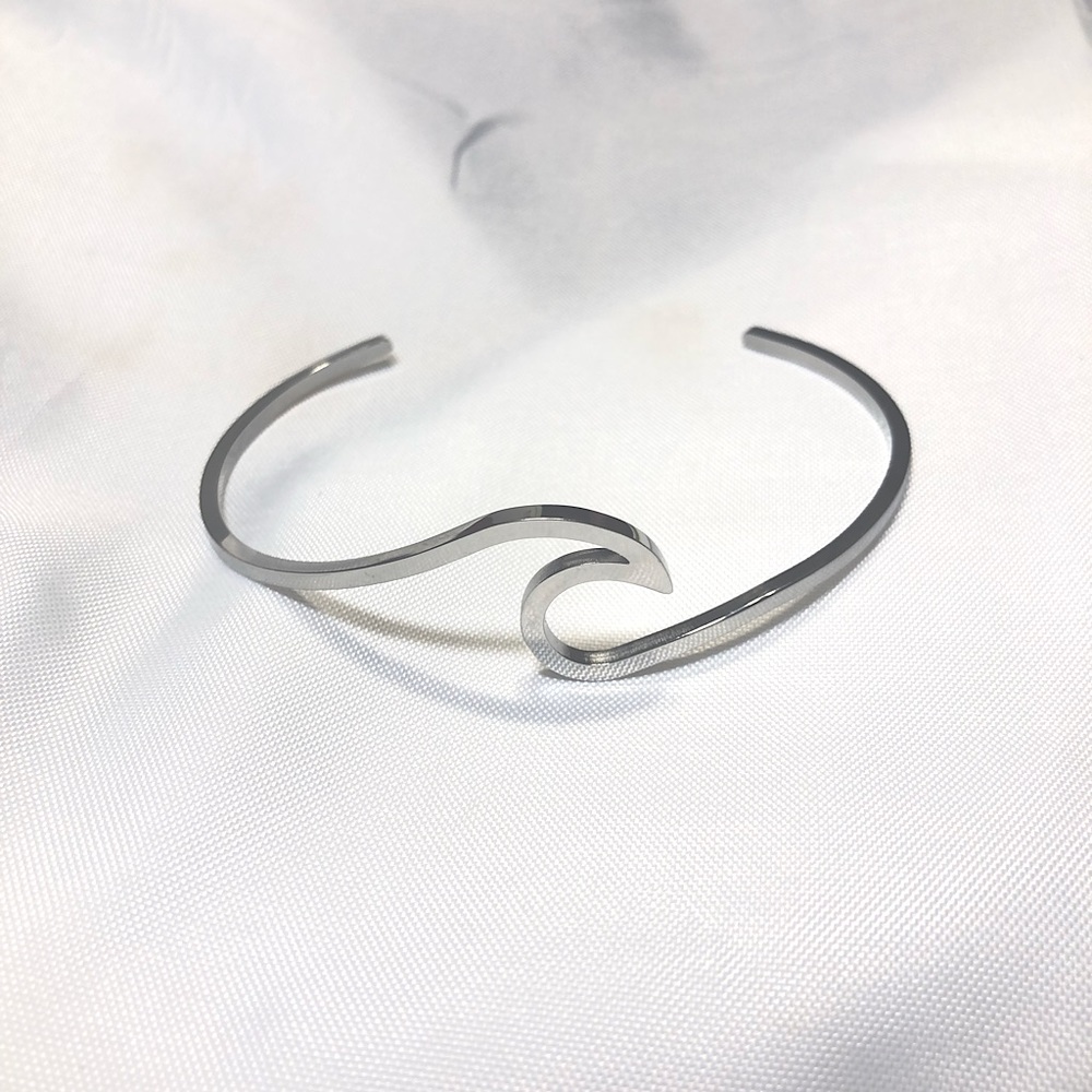 🛑CLEARANCE‼️ 🆕 O & Co Silver wave bracelet